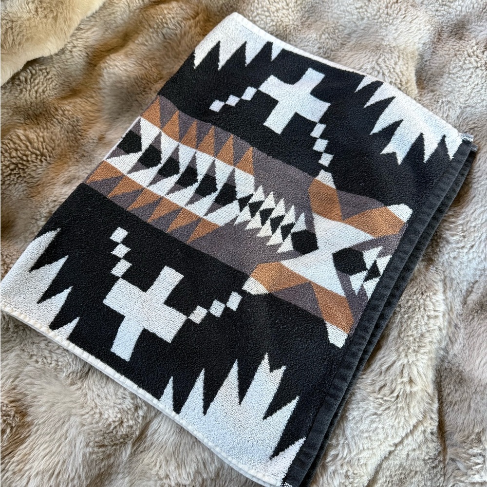 Pendleton Woolen Mills Black And White Spider Rock Hand Towels(3)